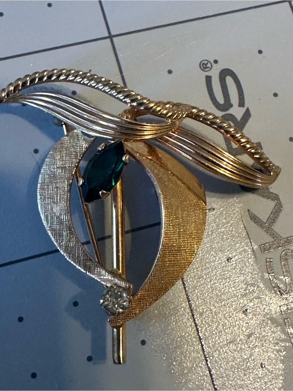 Vintage 12K Gold Filled Signed VD Van Dell Designer Floral Emerald Color Brooch - Picture 6 of 6